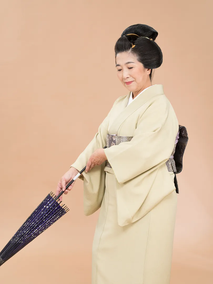 既婚女性が結われる【丸髷】という日本髪です。