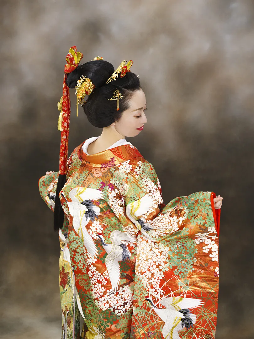 【尾長飾りの文金高島田】長い毛束が髷から垂れた華やかな花嫁様の日本髪です。