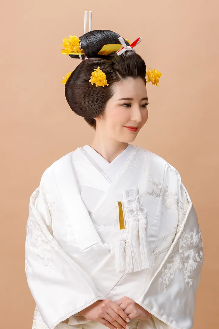 白無垢衣装の花嫁さま、格式高く上品な【文金高島田】という日本髪です。