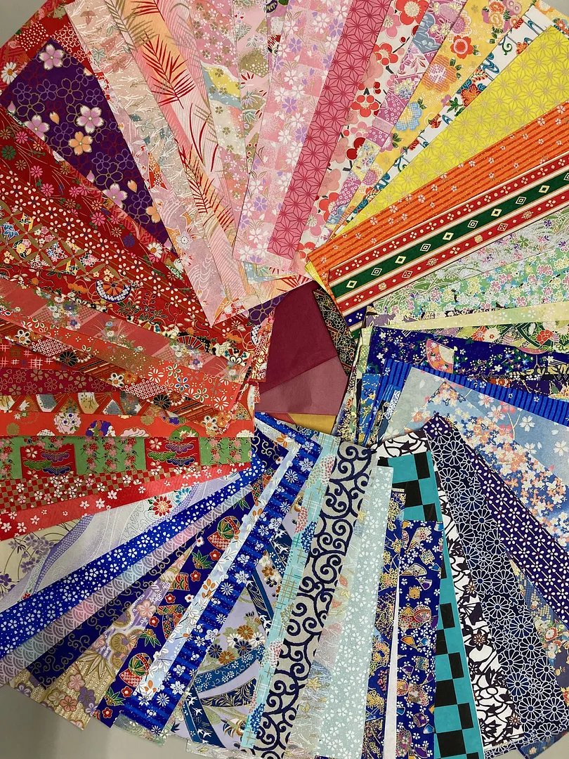 You can select a lot of Yuzen-washi (decorative design papers). 