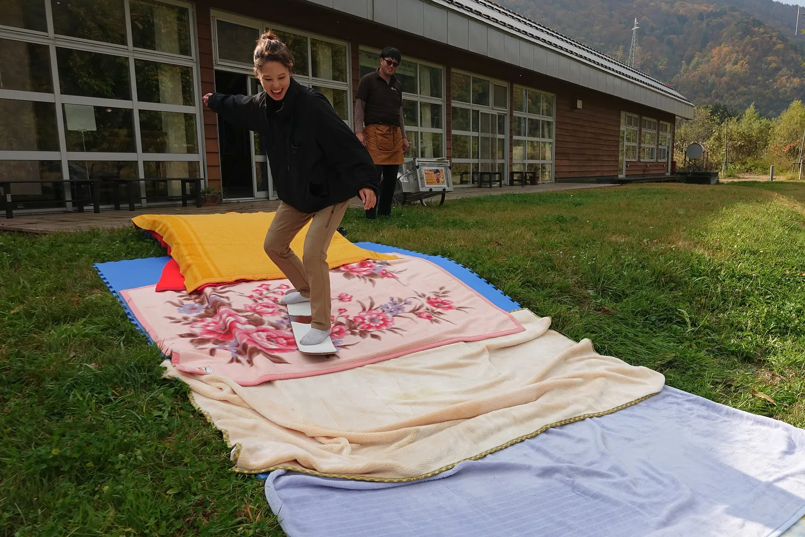 ワークショップの合間にちょっとブレイク。【毛布板】毛布を滑る疑似・雪板体験