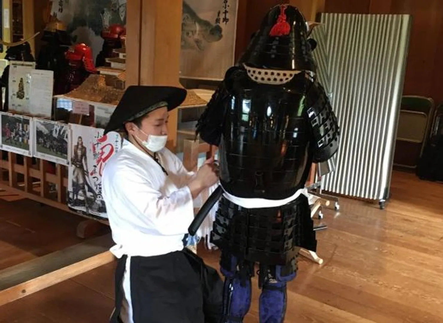 An "Ashigaru-san" (foot soldier) from the Shiroishi City welcome squad will assist you in dressing.