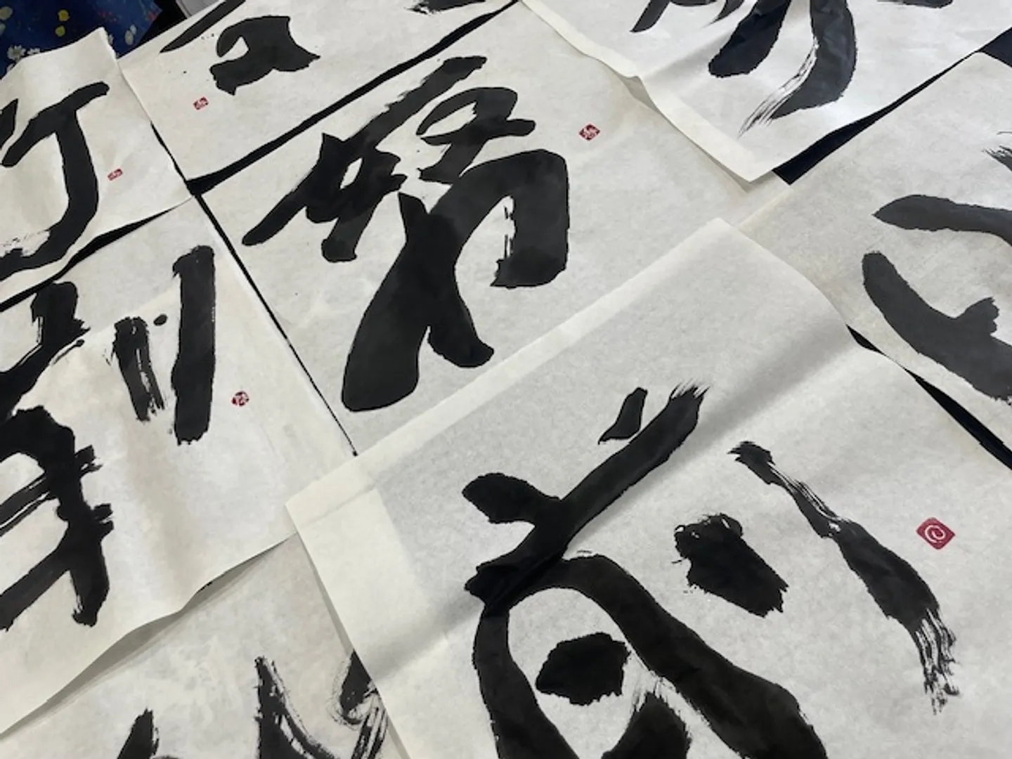 ③その日に書いた作品を並べて鑑賞会。マイベストに落款を押してくれます。