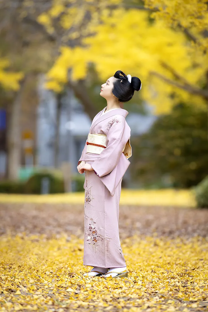 イチョウの葉がシャカシャカ鳴って歩くの楽し・・♪