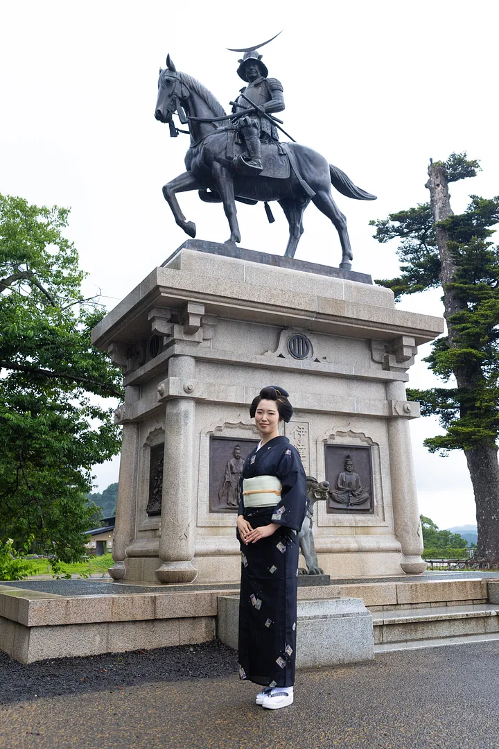 仙台観光スポット【伊達政宗公騎馬像】の前で・・