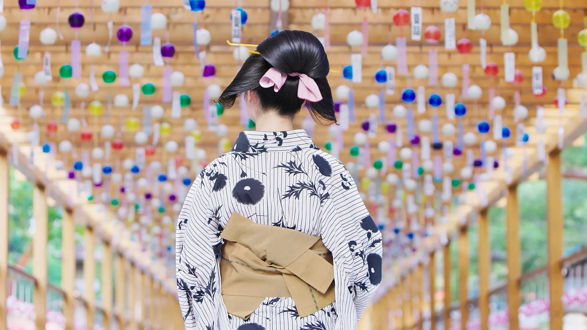 江戸中期に大流行した灯籠鬢。鬢を透けるように結い上げます