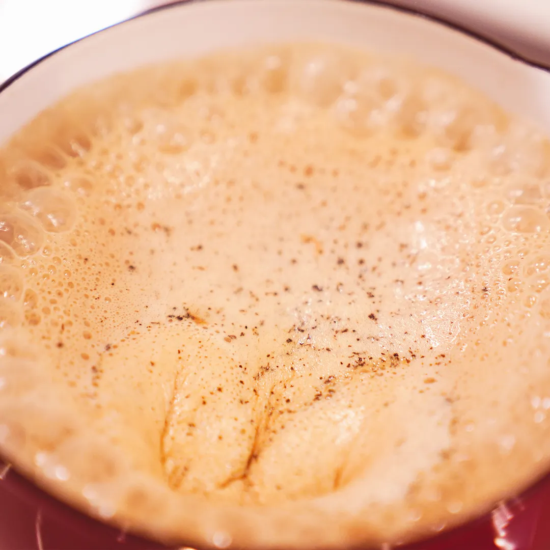 ด้านนอกหน้าต่างบานใหญ่ที่เปิดโล่งคือถนนโจเซ็นจิ