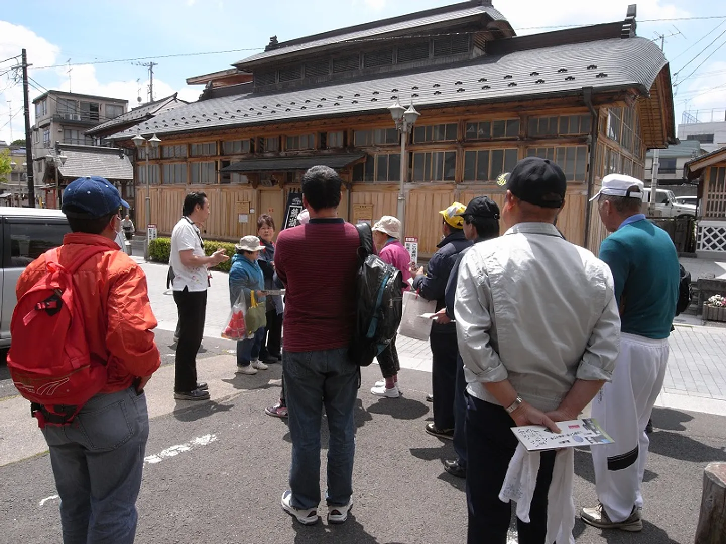 温泉街をまち歩き案内人がガイドします