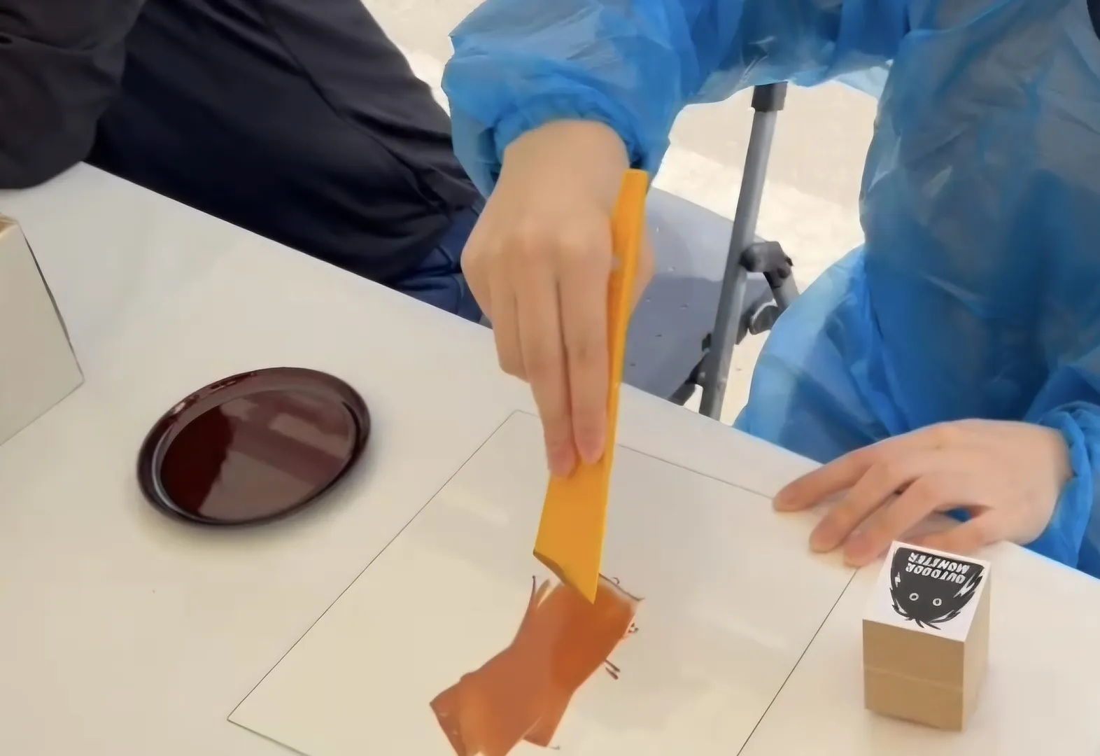 塗料をコネコネ。合成漆なのでかぶれる心配はありません