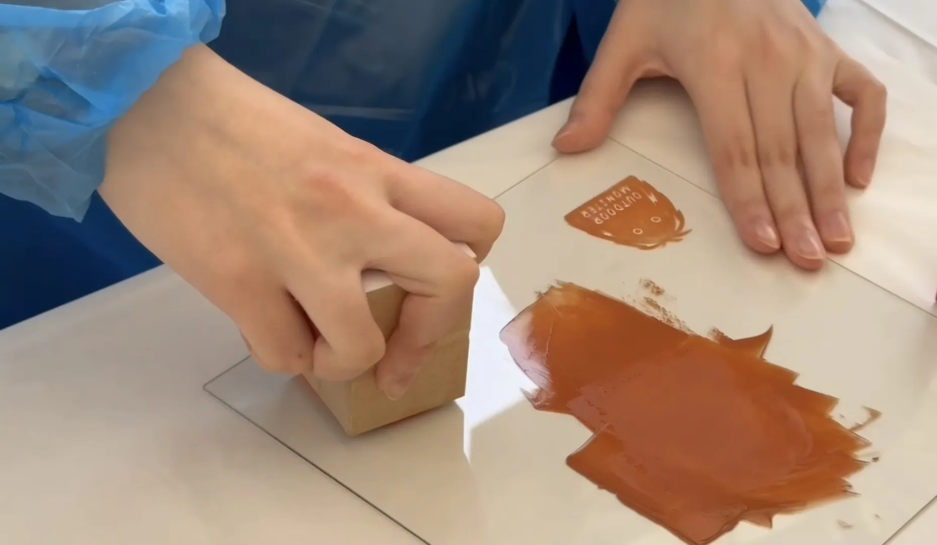 ガラス板にお試しです。