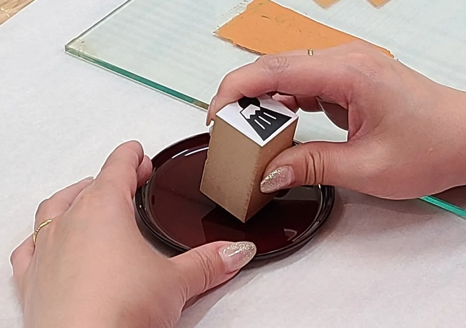 ある程度の粘度になったらハンコにつけてぺったん！