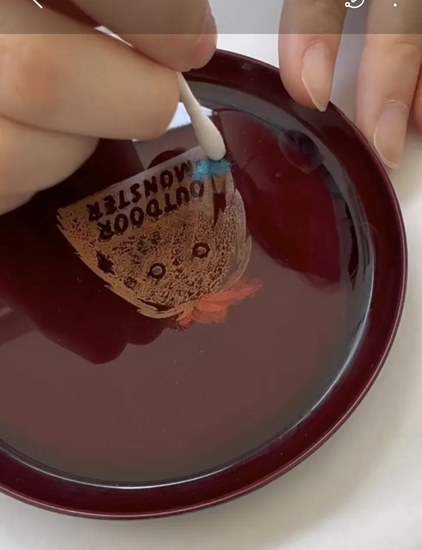 色々な色の粉を蒔き乾燥させます。