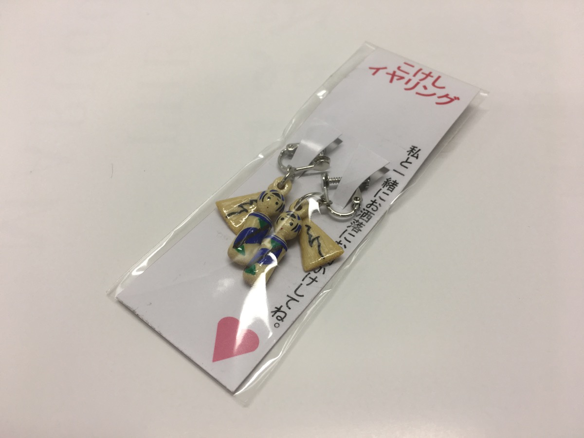 こけしイヤリングの様子