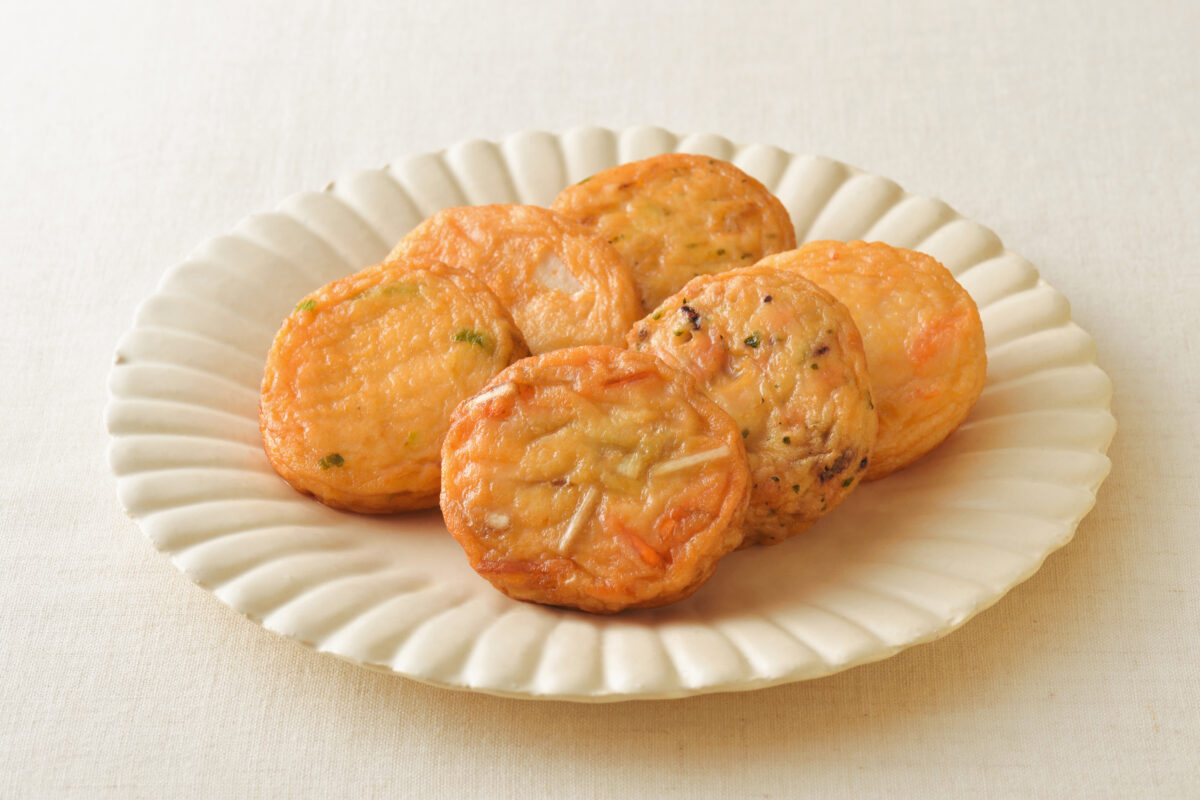 菜ころん／魚介や野菜など多彩な味わいが楽しめる揚げかまぼこ。 カラッとあっさり揚げて素材を活かした味わいに仕上げました。具材は、数ある食材から上質なすり身に合うものを選んでいます。 「たまねぎ」「きんぴら」「仙台みそねぎ」「むきえび」「たこ」「れんこん」の6種類がございます。の様子