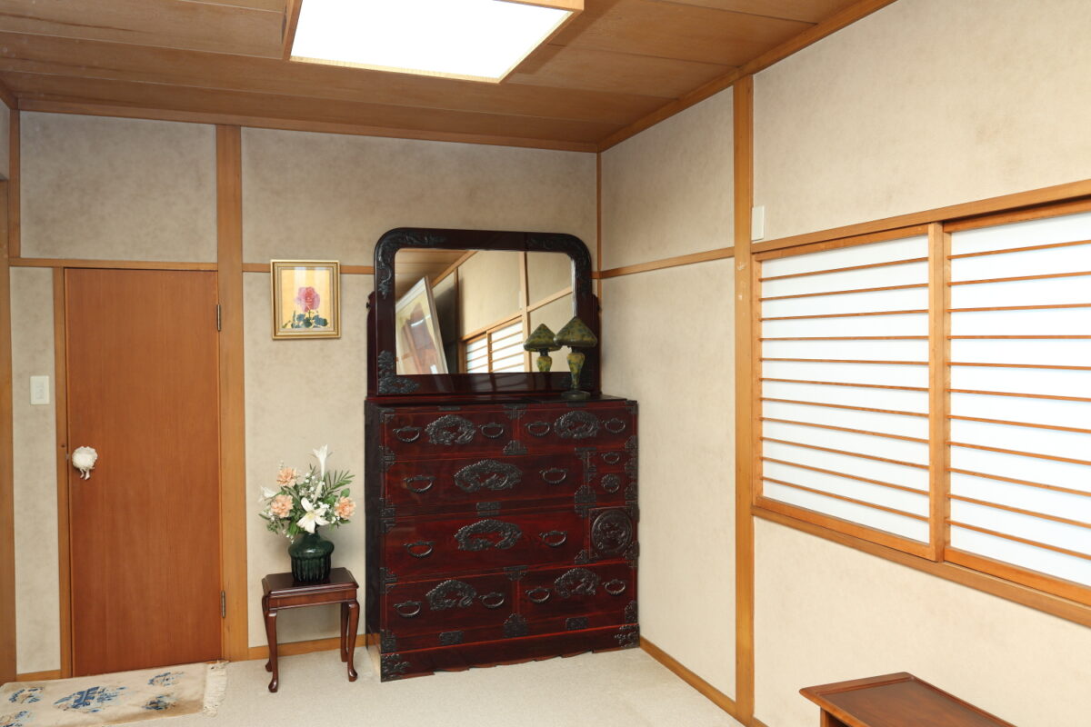 大正12年にドイツ人からの依頼で製造した鏡付仙台箪笥【湯目家蔵】の様子